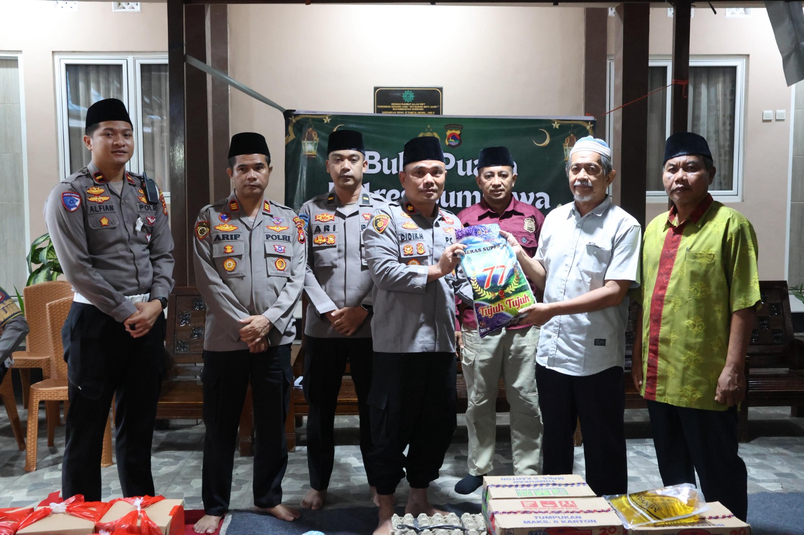 Tebar Berkah Ramadhan, Polres Sumbawa Sambangi Panti Asuhan Muhammadyah Salurkan Bantuan Sembako dan Santuni Santri